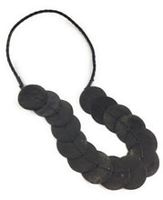 Load image into Gallery viewer, Black shell necklace
